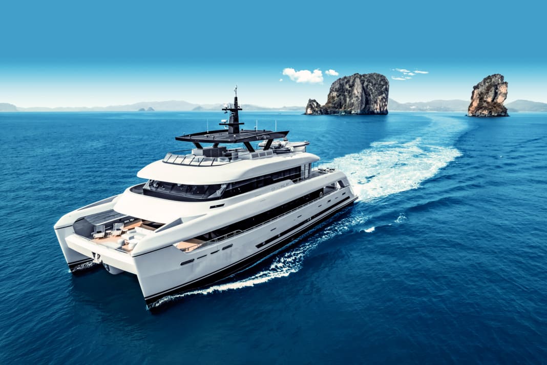 Reiseplattform: Der 36-Meter-Kat schafft im Öko-Modus mit elf Knoten 6200 Seemeilen. An Bug und Heck verbinden sich die Schanzkleider von Haupt- und Oberdeck. So wirken die Rümpfe wuchtig, der Aufbau eher zierlich.