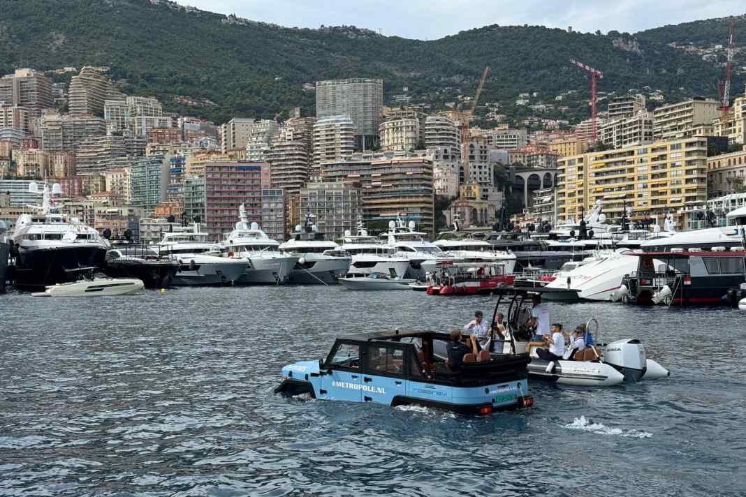 Hingucker im Port Hercule: Der Toyota Amphicruiser