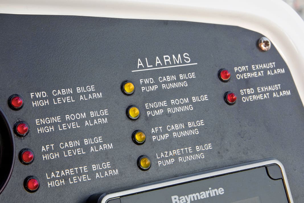 Alarmsignale: Viele automatische Sicherheitskomponenten haben Kontrolllampen und/oder Geräuschsignale, die aktiviert werden, wenn die Sensoren eine Störung feststellen. Die Lampen sind meistens gut sichtbar am Steuerstand gruppiert. Alarmgeräusche können dagegen bei hoher Lärmentwicklung durch die Motoren mitunter weniger deutlich hörbar sein