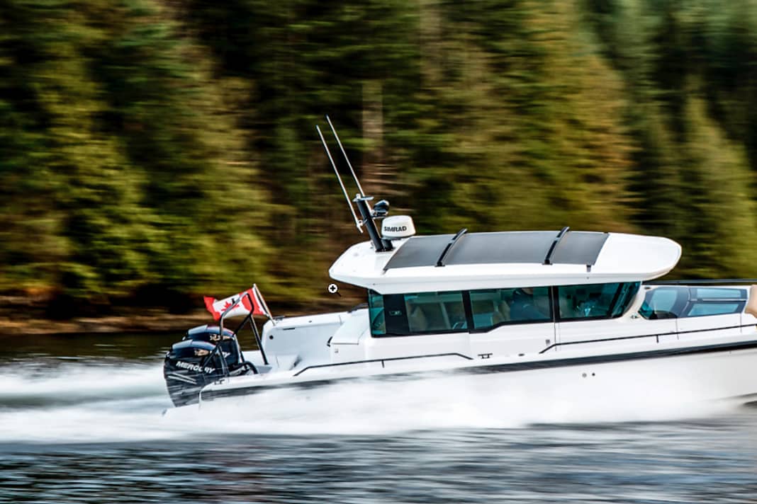 Axopar 37 Cross Cabin (Fin): 11,50 m lang, 2,80 m breit, Verdrängung 3770 kg (o.  M.). Mit 2x 350-PS-Außenborder: 257.655 €