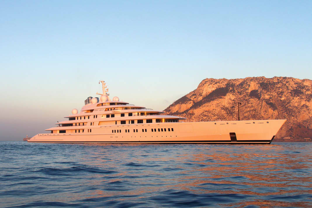 1. "Azzam" (180 Meter): Scheich Chalifa bin Zayid Al Nahyan, der Eigner der größten Yacht der Welt, starb im Mai 2022 im Alter von 73 Jahren. Die Ämter des zweiten Präsidenten der VAE und Emir von Abu Dhabi soll sein Bruder Mohammed bin Zayid übernommen haben. Ob das auch die Übernahme von „Azzam“ einschließt, ist nicht überliefert. Mohammed bin Zayid ist Eigner der 73-Meter-„Rabdan“, und Hamdan bin Zayid bin Sultan Al Nahyan gehört die 135-Meter-„Yas“, um nur einige Yachten der einflussreichen Familie zu nennen. Die 70000-Kilowatt-Motorleistung soll für 30 Knoten reichen.