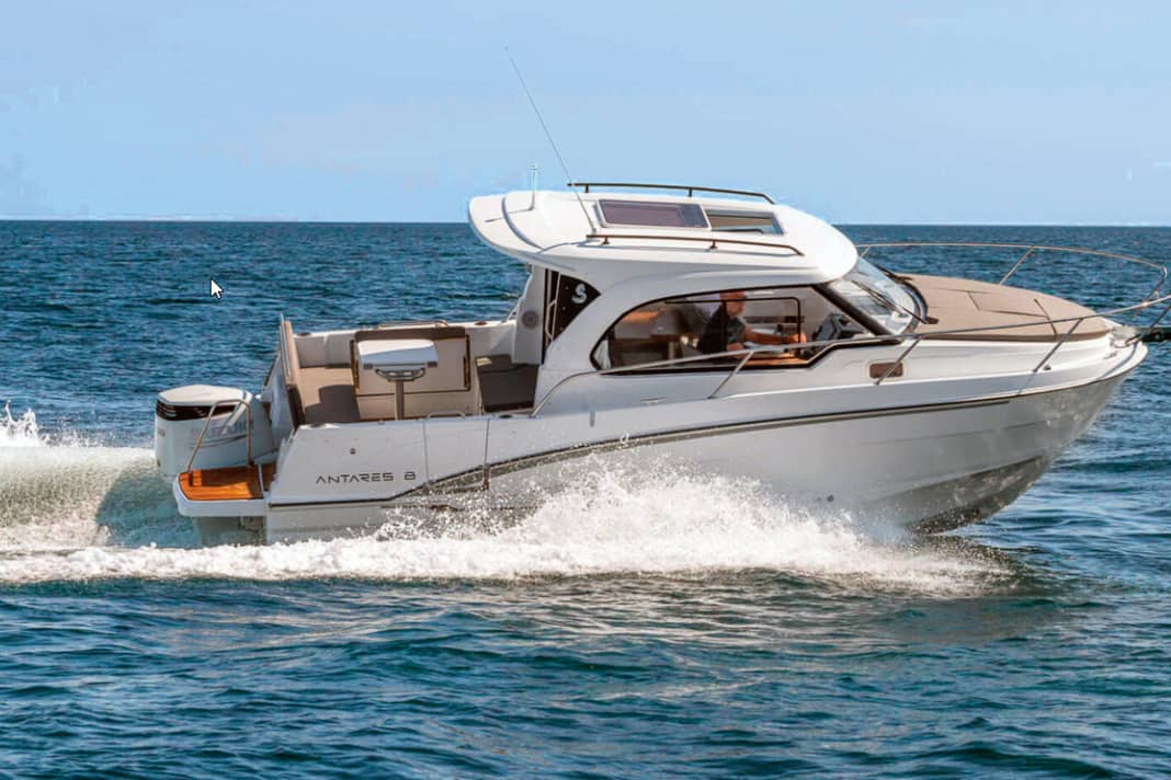 Beneteau Antares 8 (F): 8,06 m lang, 2,80 m breit, Verdrängung 2125 kg (o.  M.). Mit 250-PS Außenborder: auf Anfrage
