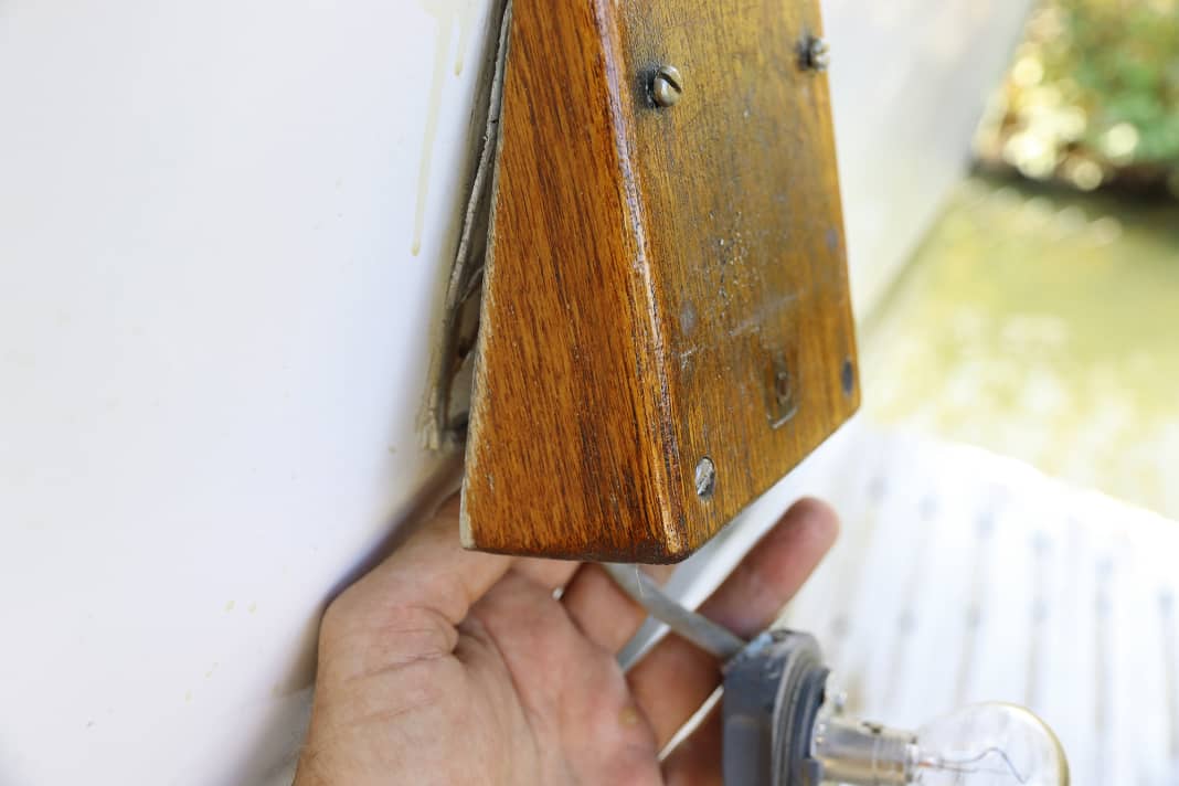 Demontage: Bevor es mit der Arbeit losgeht, müssen alle Anbauteile und Beschläge wie der Hecklichtträger (Foto), Badeleitern oder sonstige Halterungen vom Heck demontiert werden