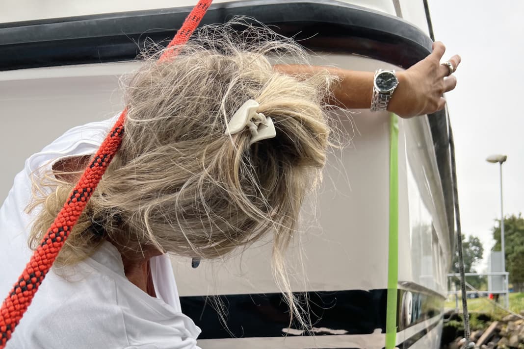 Contours: The next step is to define the subsequent contours using conventional adhesive tape. We decided to leave approximately 3 cm wide edges all around in the original white colour