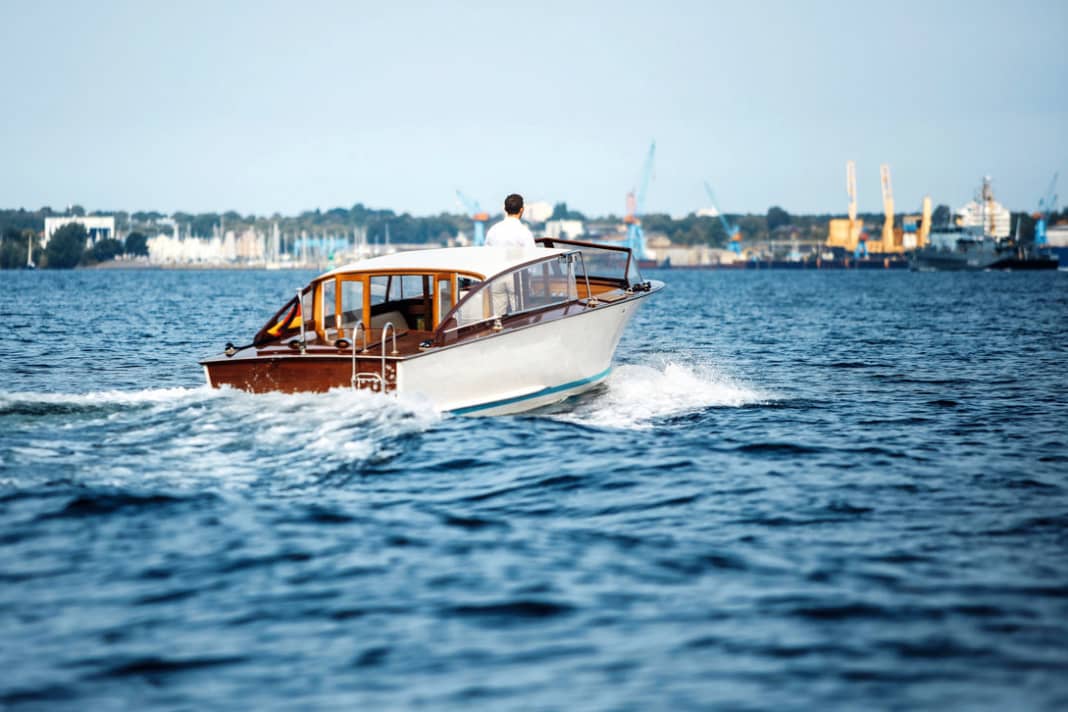 Aft view with transom. The elegantly curved saloon roof is also clearly recognisable from this perspective.