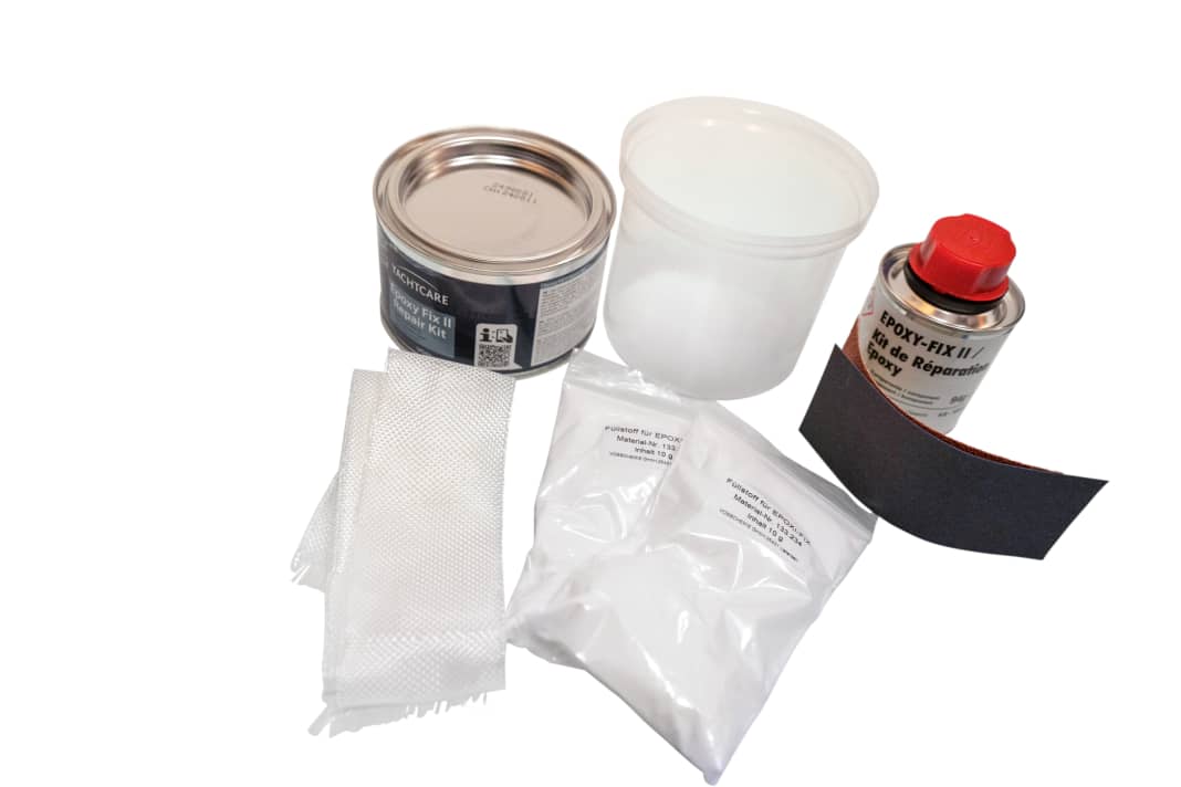 Yachtcare Epoxy Fix II Repair Kit: Here you get a set for bonding and repairing, because in addition to resin and hardener, abrasives, glass fibre mat and lightweight filler are supplied for thickening. Whether for bonding or repairing holes, the material is characterised by its good adhesion according to the data sheet. Price: approx. 33 € , AWN