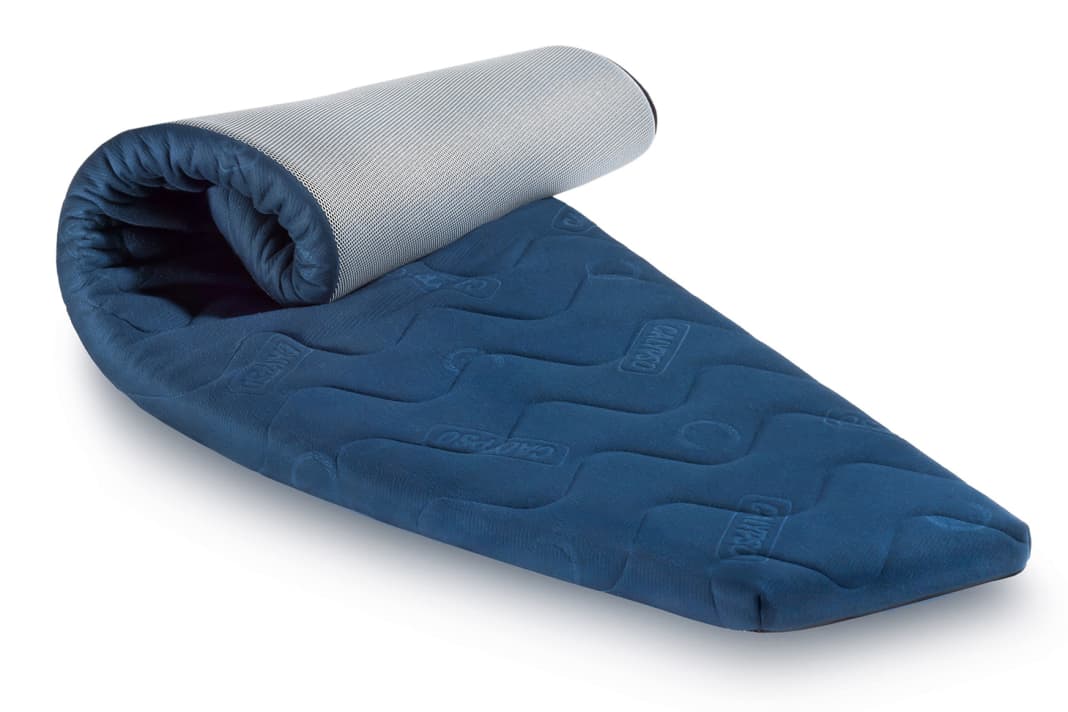 Customised topper: Toppers are thin additional cushions that are placed on top of the mattress. The type of foam and firmness can be varied depending on the desired effect. A soft foam or a viscoelastic material improves lying comfort on standard upholstery that is too hard. Unfavourably divided cushions can also be bridged by a continuous topper