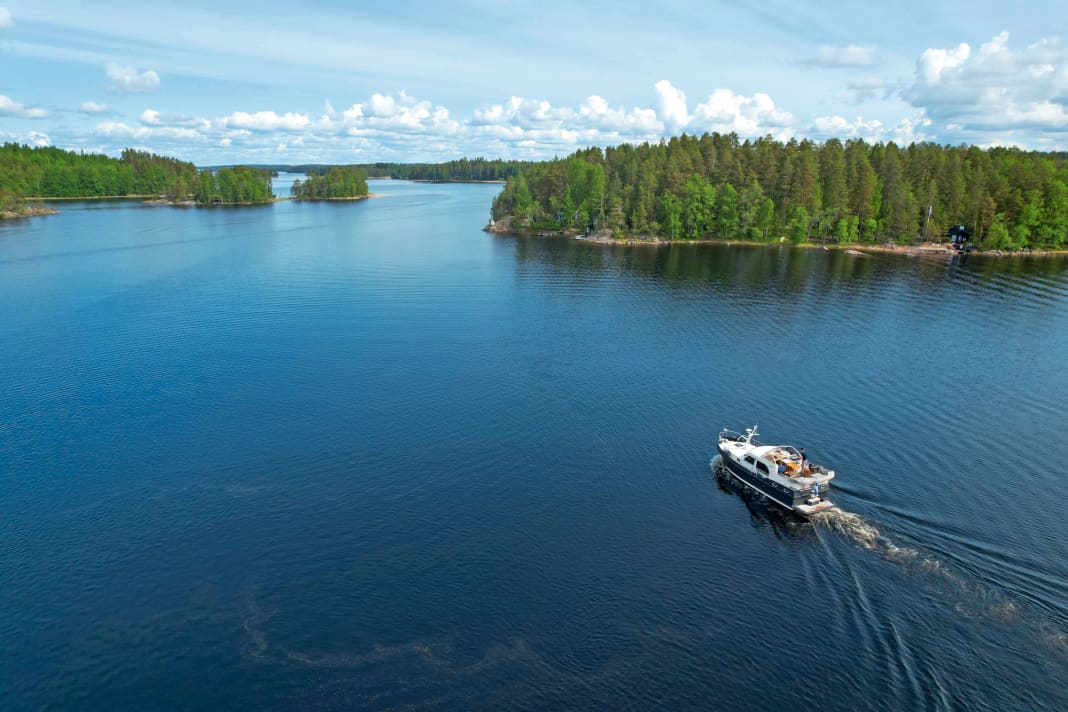 Surrounded by nature: south of the city of Savonlinna, our charter yacht stops for a passage between two of the almost 14,000 islands in Saimaa