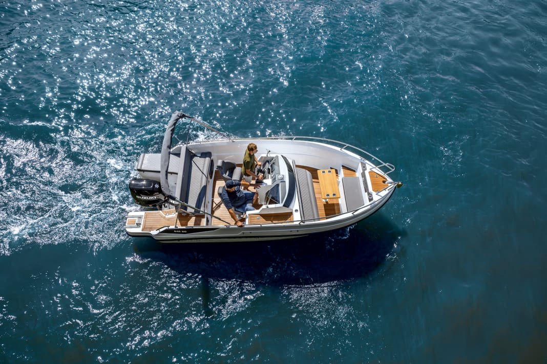 The Coaster 640 SC offers the crew plenty of comfortable seating on board. The boat can be motorised with a maximum of 175 hp