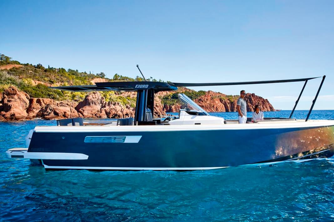 Fjord 38 Xpress (D): 11,63 m lang, 3,64 m breit, Verdrängung 8225 kg (o. M.). Mit 2x 300 PS Außenborder: 370.864 €