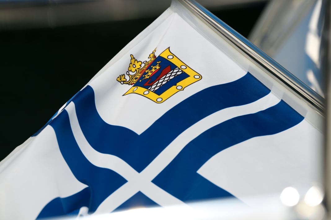 Finnish yacht clubs have their own flag: a narrow white cross on the blue distinguishes them from the usual national and merchant flags, and the additional emblem also distinguishes them from each other