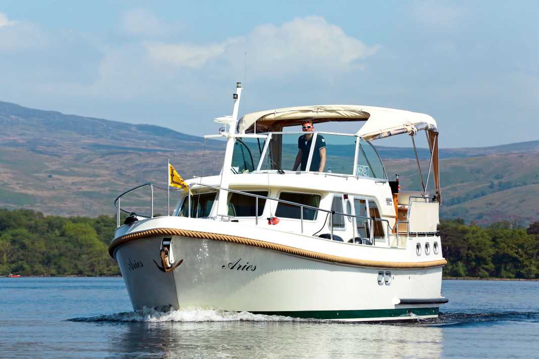 In our charter special you can find out everything you need to know about charter holidays by boat. Here is a Linssen steel yacht in Scotland: "Nautical" boats also make higher speeds and longer distances possible.