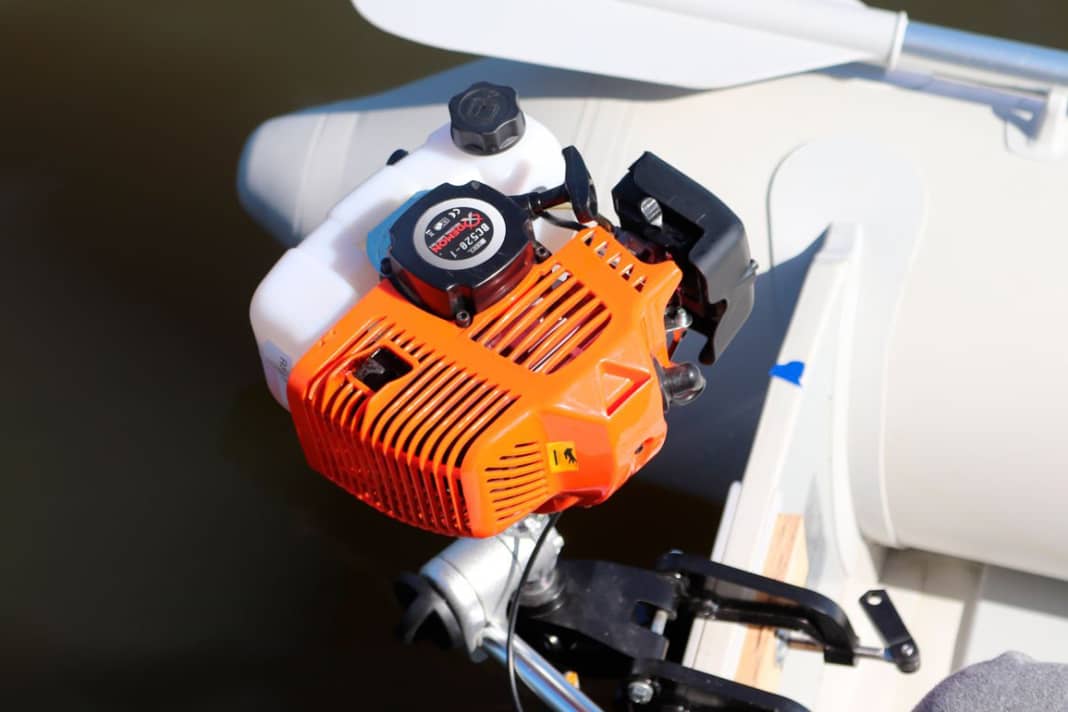 The trim can be adjusted using a screw bolt