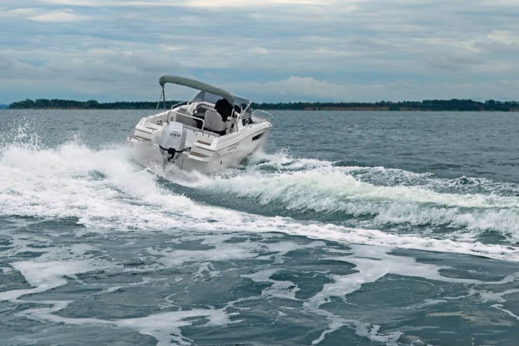 In schnellen Kurven hat man das Testboot immer gut im Griff