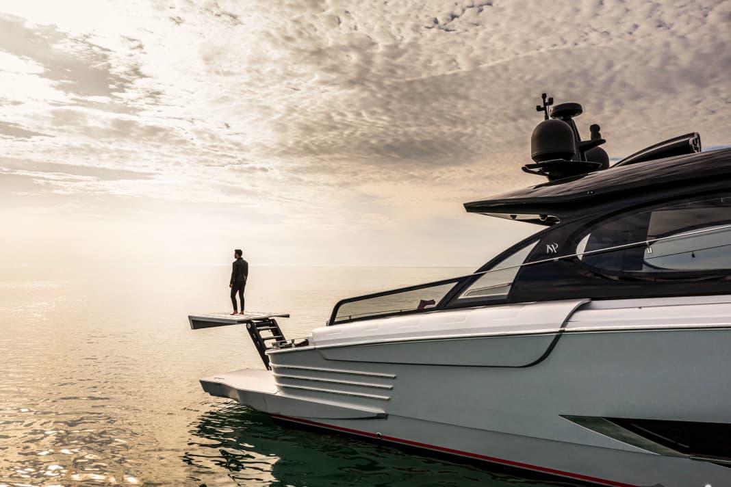 Jump tower: This photo illustrates the impressive dimensions of the 29.60 metre long glider. Marco Casali positioned a carbon fibre ventilation trunk in front of the antenna mast, which supplies the engine room with a fresh breeze. There are also air inlets under the side trim panels.