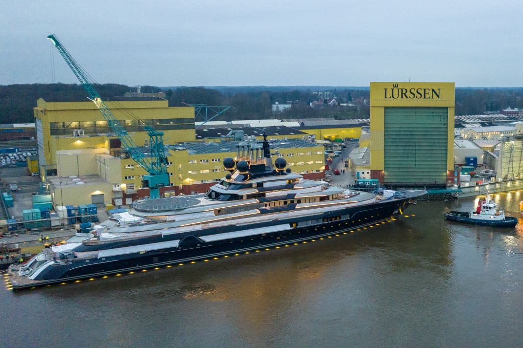 Lürssen docks the "Luminance" project in Bremen Aumund.