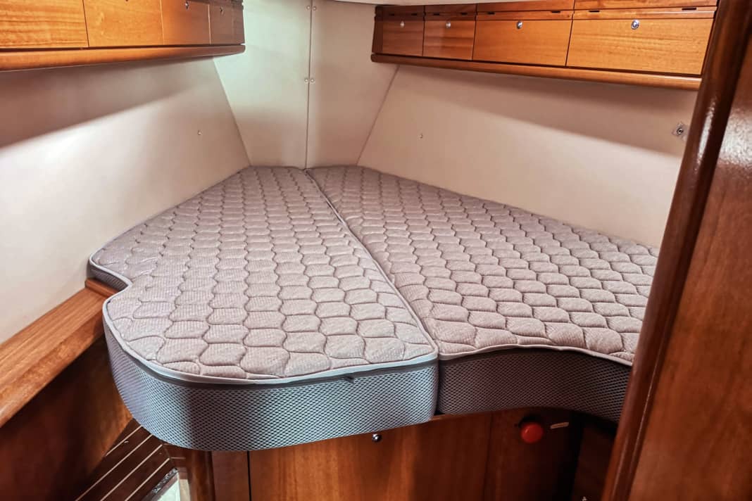 Higher creates more space: It is generally difficult to change the structural conditions on board; at best, valuable centimetres can be gained in the foredeck. Because the hull shape opens upwards, the berth area in the bow and stern is heavily dependent on the installation height - the higher it is, the wider it becomes. Thicker cushions therefore not only mean more sleeping comfort, but also automatically a little more width. The entry height should not exceed 70 centimetres