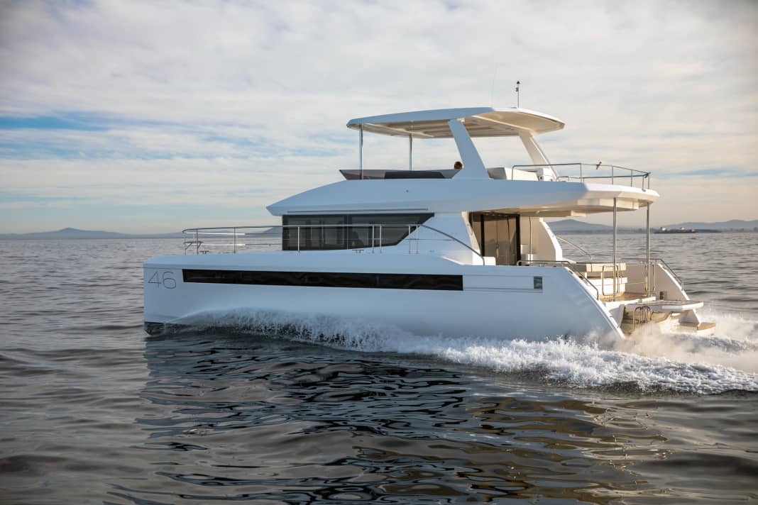 Schon der erste Blick verrät, dass es im Cockpit sowie auf dem Vordeck und der Flybridge reichlich Open-Air-Plätze gibt