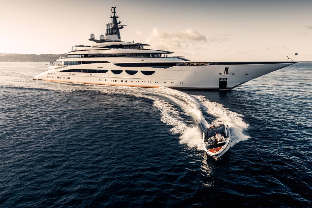 "AHPO" in waiting position: While the tender travels at high speed to the guest pick-up, the 115 metre long Lürssen six-decker patiently holds its position. The three striking semi-circular windows bear witness to the similarity in design to the 86-metre "Quattroelle".