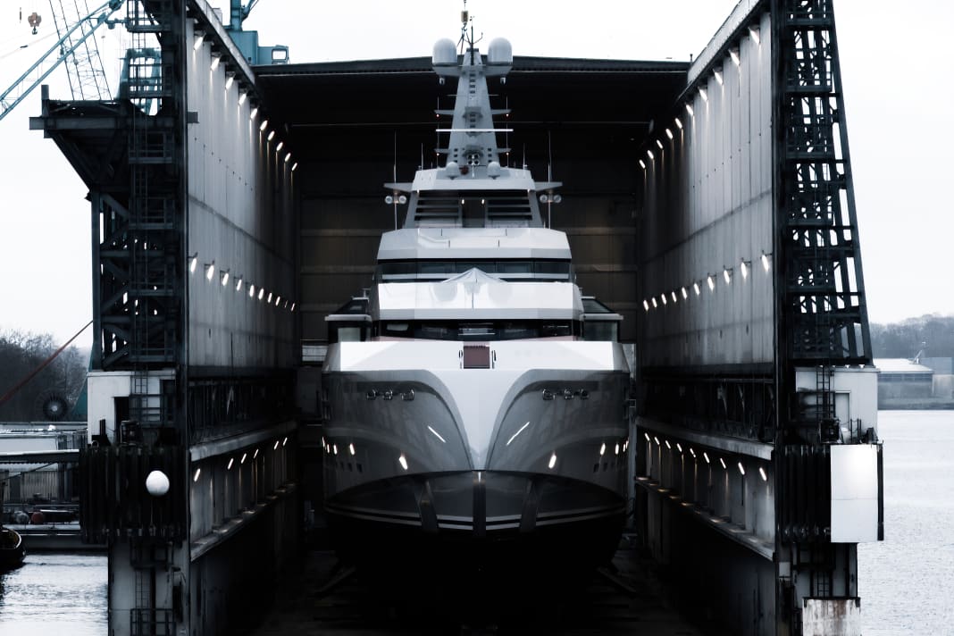 Böser Blick: Lürssen-Kröger dockte in Schacht-Audorf das 90 Meter lange Projekt „1601“ aus. Ähnlich wie „Skat“ (71 m) kommt der Øino-Entwurf in Marinegrau daher.