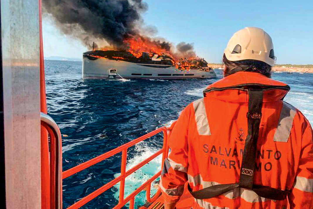 „Aria SF“: Vier Monate nach dem Launch bei ISA Yachts brannte der 44,30-Meter-Stahl-Alu-Bau Mitte August vor Formentera ab.
