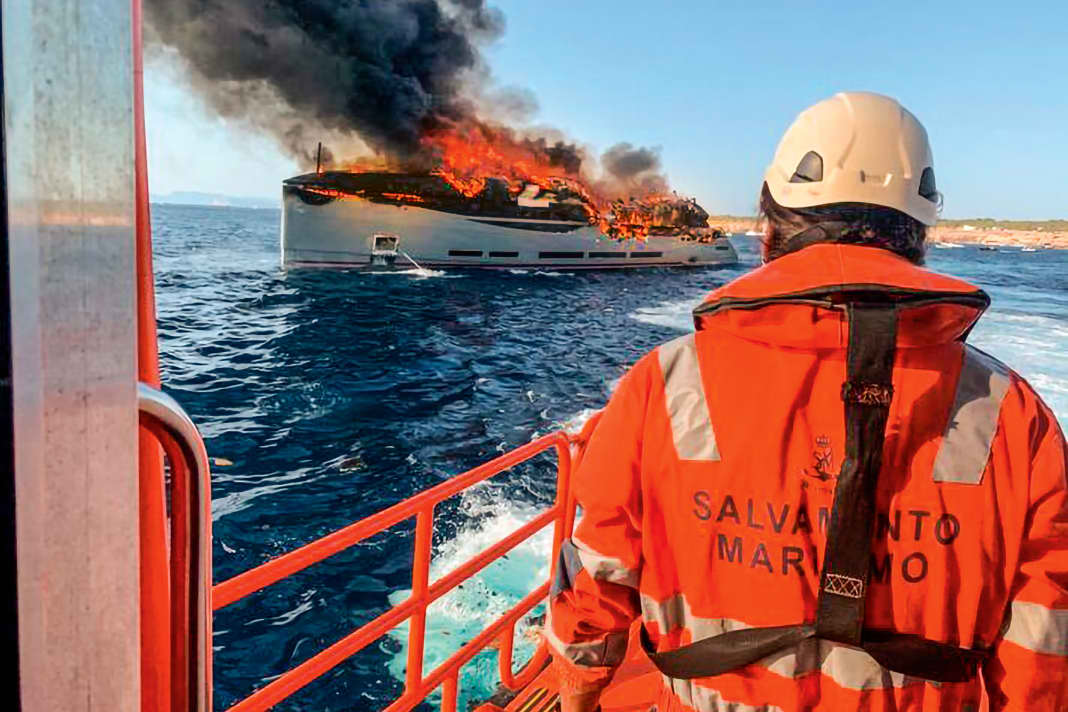 yacht brennt auf zut