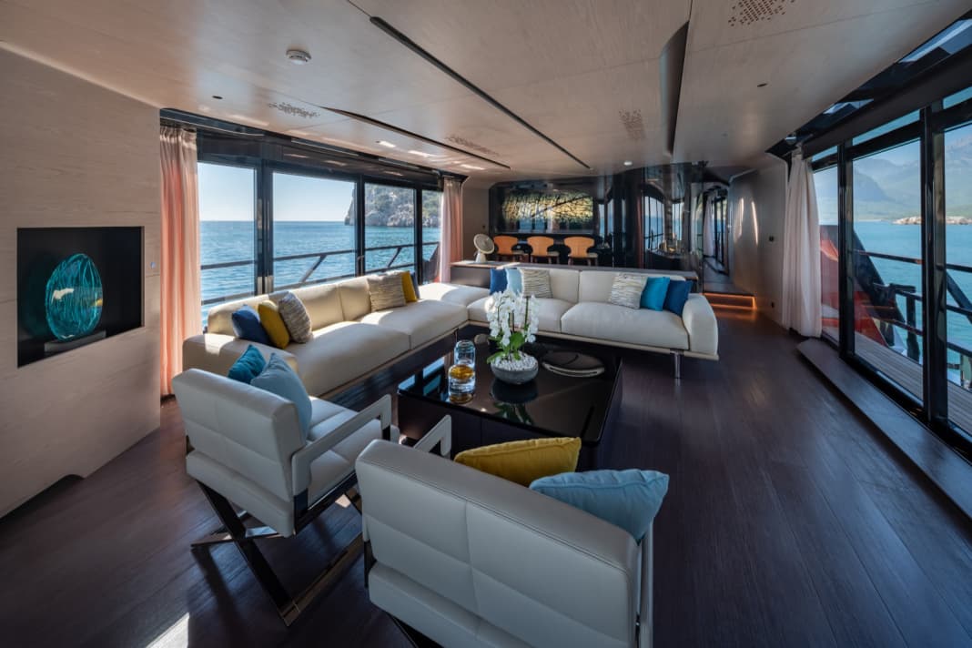 Glass lounge with second driving position