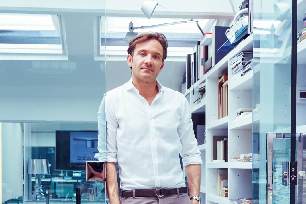 Enrico Gobbi: Der italienische Designer steht gelassen am Eingang zu seinem Studio