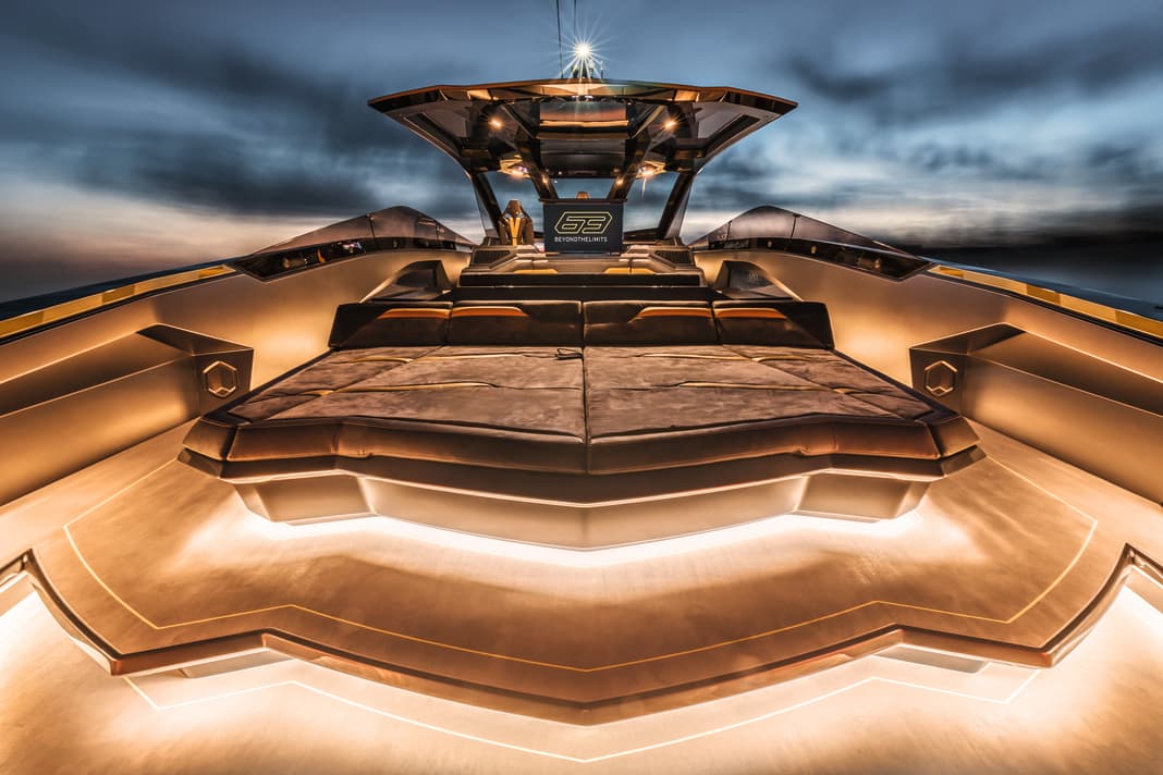 Open stage: The open rear is dominated by a sunbathing area, the steps are illuminated by LEDs at night