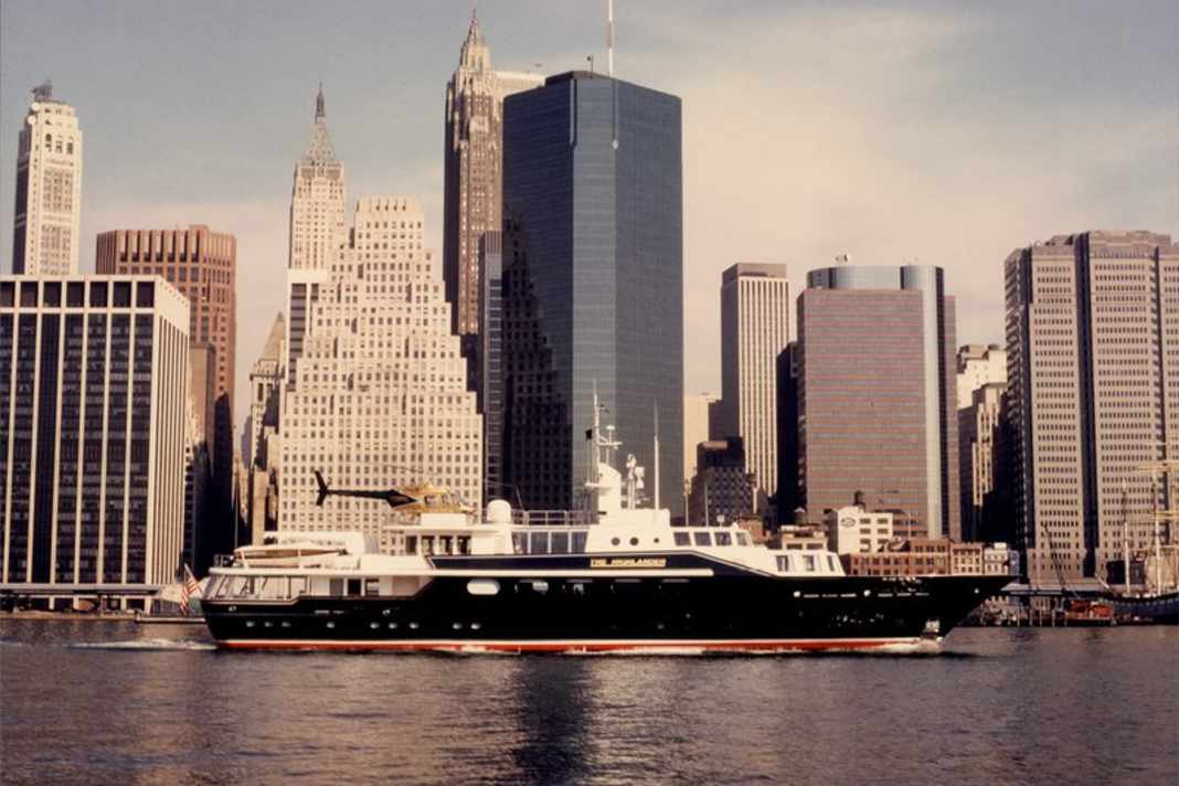 Auftritt vor Manhattan. Der US-Verleger Malcolm Forbes fuhr als „bekennender Kapitalist“ einen goldenen Hubschrauber an Deck seiner fünften „The Highlander“. 46 Meter lang, 1986 von Feadship realisiert, war die markante Yacht ein typischer Bannenberg-Entwurf, mit hochgezogener Bordwand, oval liegenden Fenstern und kantigen, verglasten Fronten auf dem Oberdeck.