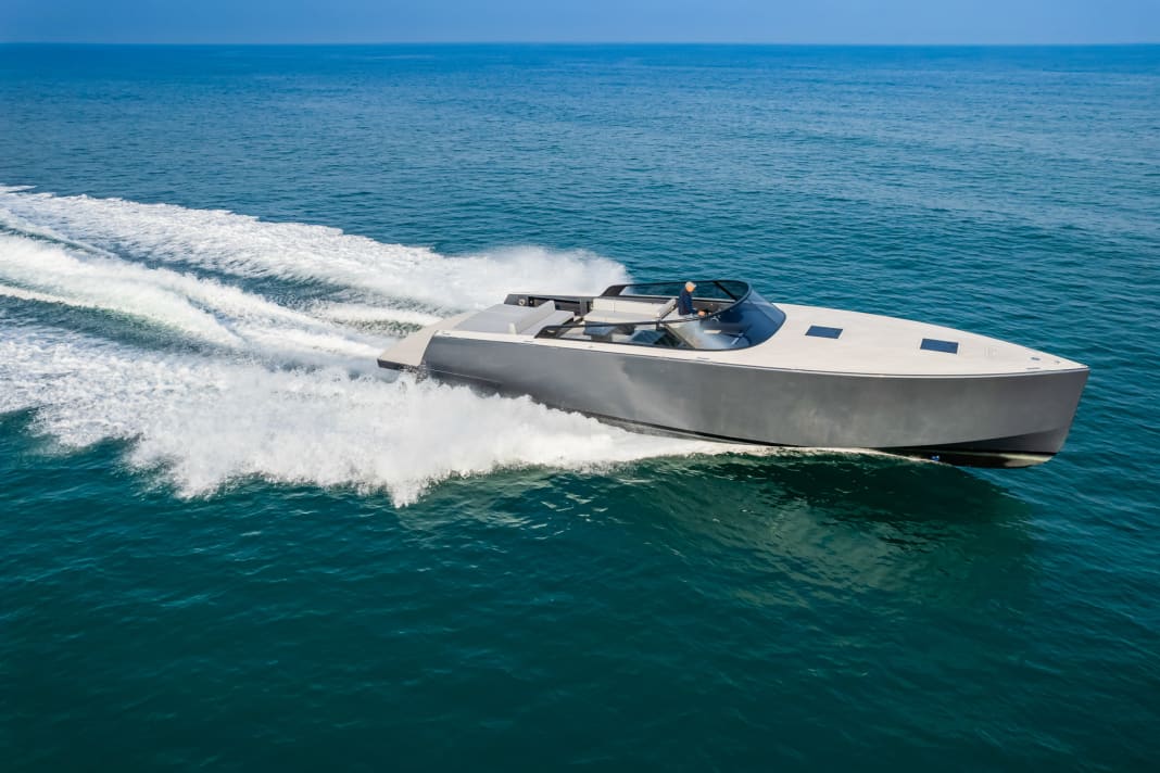 Das Bimini-Top lässt sich unsichtbar verstauen und in der Wetbar im Cockpit warten Drinks.