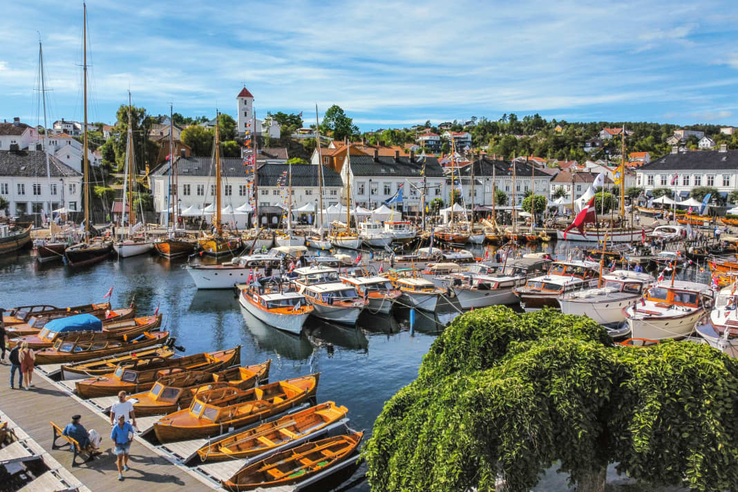 Sailing boats and motor yachts are moored close together here in the listed ensemble