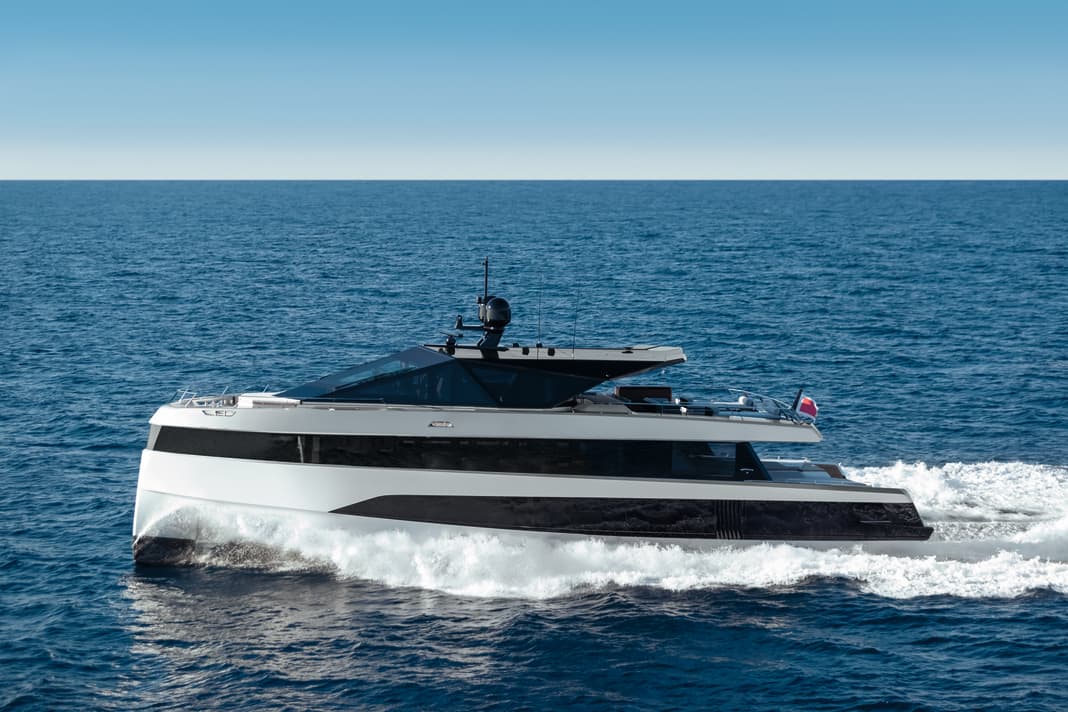 Appearance: With its 4.70 metre high negative stem, the 7.66 metre wide WHY200 attracts attention.