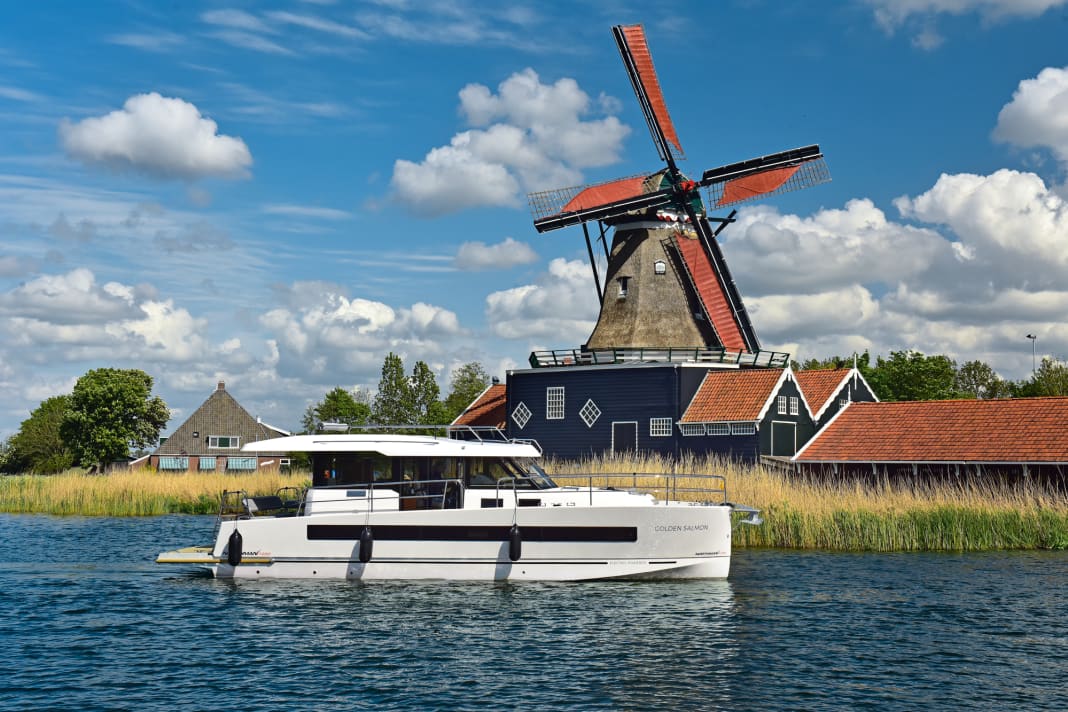 Mit der Kraft der Natur dreht sich die Windmühle des Sägewerkes in IJlst. Mit der Energie aus den Akkus fährt unser Elektro-Charterboot