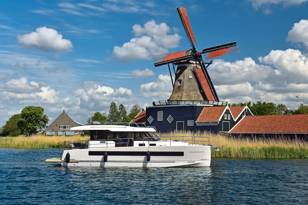 The windmill at the sawmill in IJlst turns with the power of nature. Our electric charter boat runs on the energy from the batteries