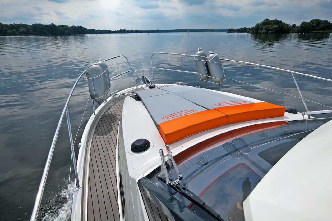 A different take on upholstery colours: orange-grey is the name of the selection on our test boat