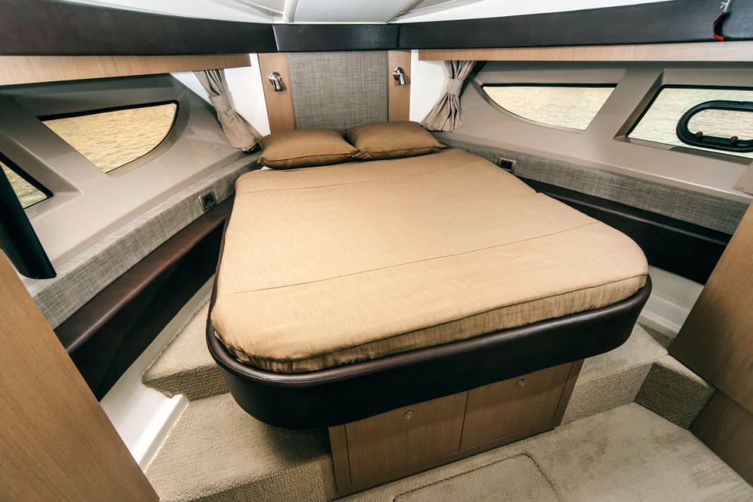 Sea Ray 400 Sundancer: Bow cabin