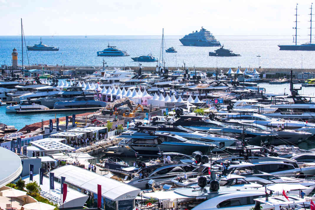 Willkommen in Cannes: Im alten Hafen machen die größeren Motoryachten fest. Was nicht mehr hineinpasst, liegt draußen vor Anker.