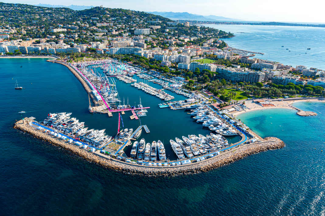 More than 700 boats moor at the jetties of the old town harbour and the sports boat marina.