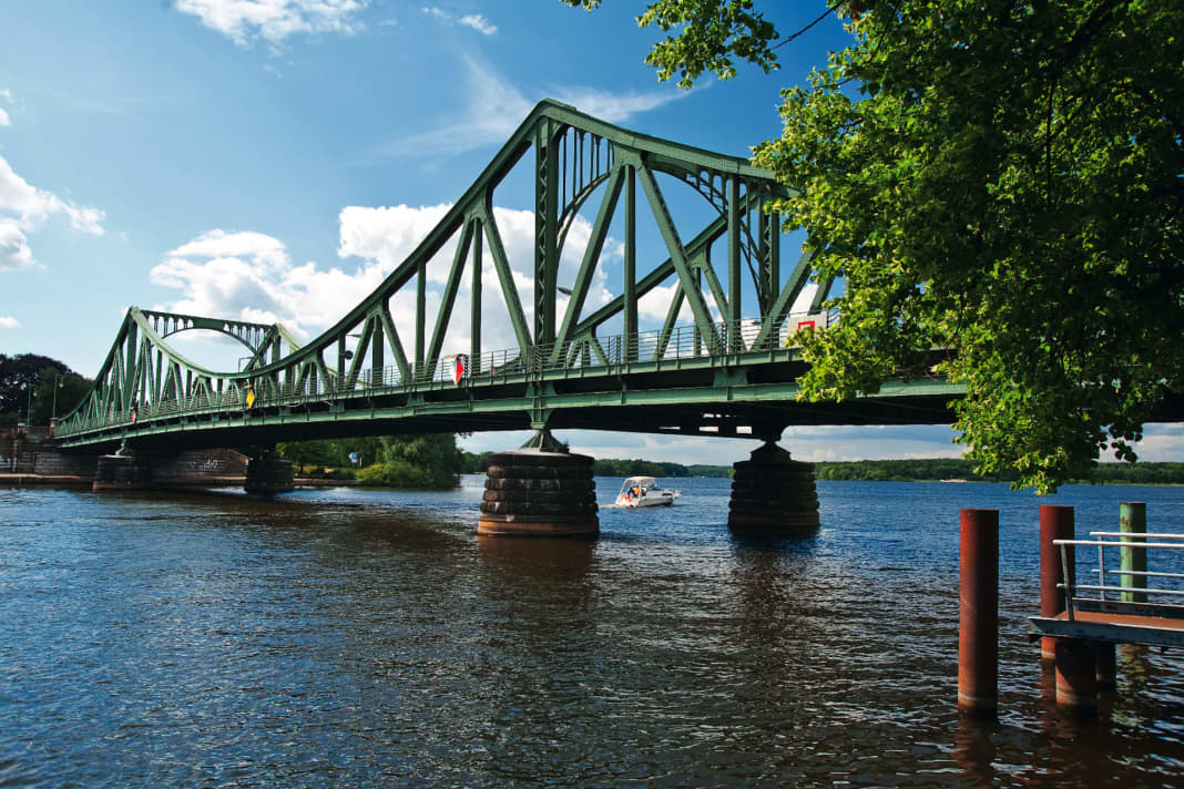 Einst Symbol der Trennung von Ost und West: die Glienicker Brücke, heute sogar mit Sportbootanleger.