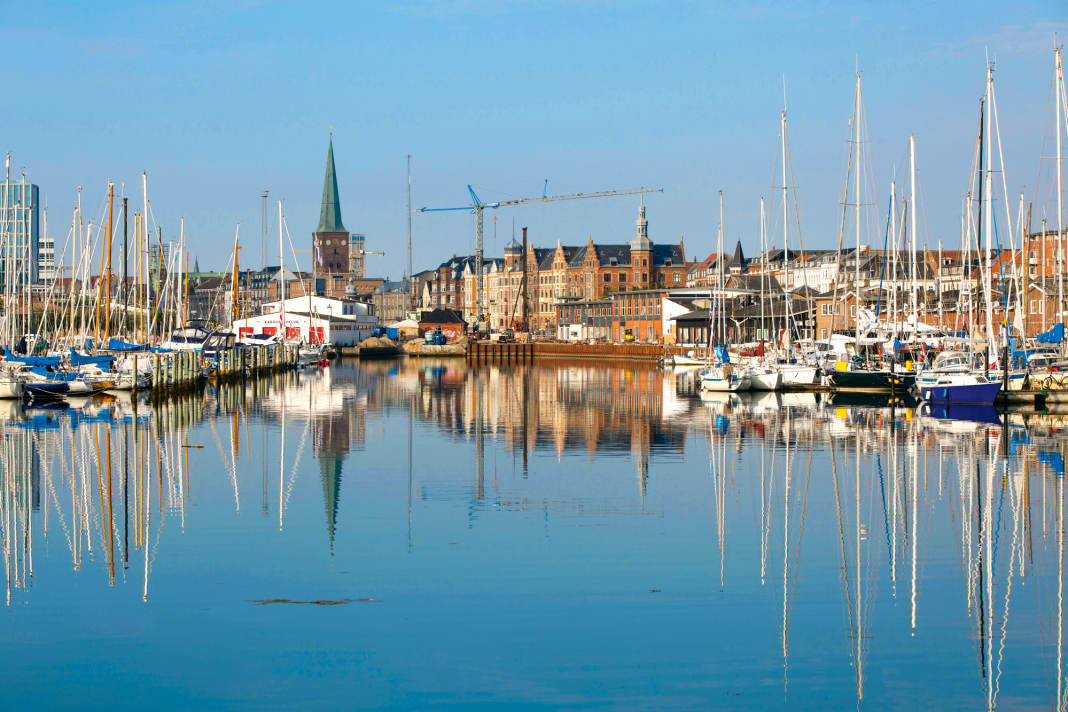 Der Lystbådehavn von Aarhus weist wie ein Pfeil ins Stadtzentrum