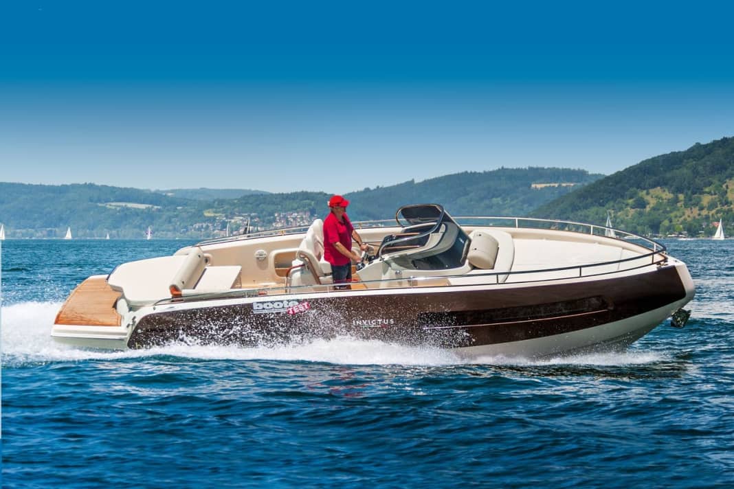 Fast turns? No problem: The Invictus 280 GT pulls its laps safely without hooking or air-snapping propellers