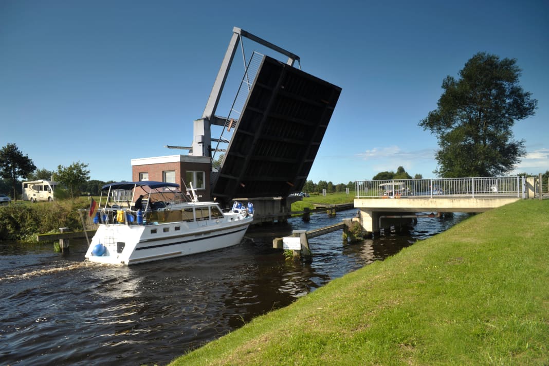 Gebührenfreie Durchfahrt durch den Ems-Jade-Kanal (Foto) und den Elbe-Weser-Schifffahrtsweg für DMYV-Mitglieder
