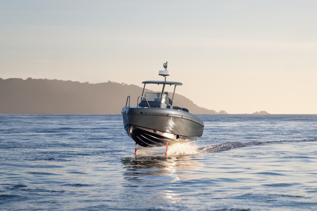 Geräuschlos und über den Wellen. Mit ihren Tragflächen fliegt das Boot über das Wasser