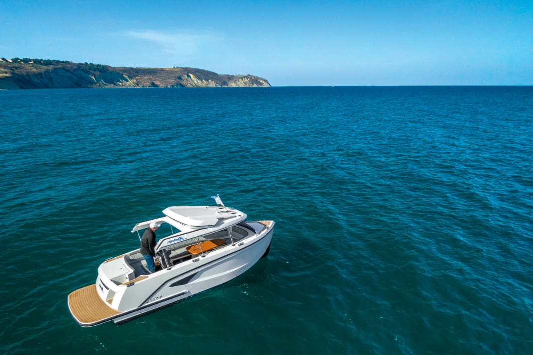 Lid open or closed: the hardtop on the 21 Open Electric from the Alfastreet shipyard moves at the touch of a button