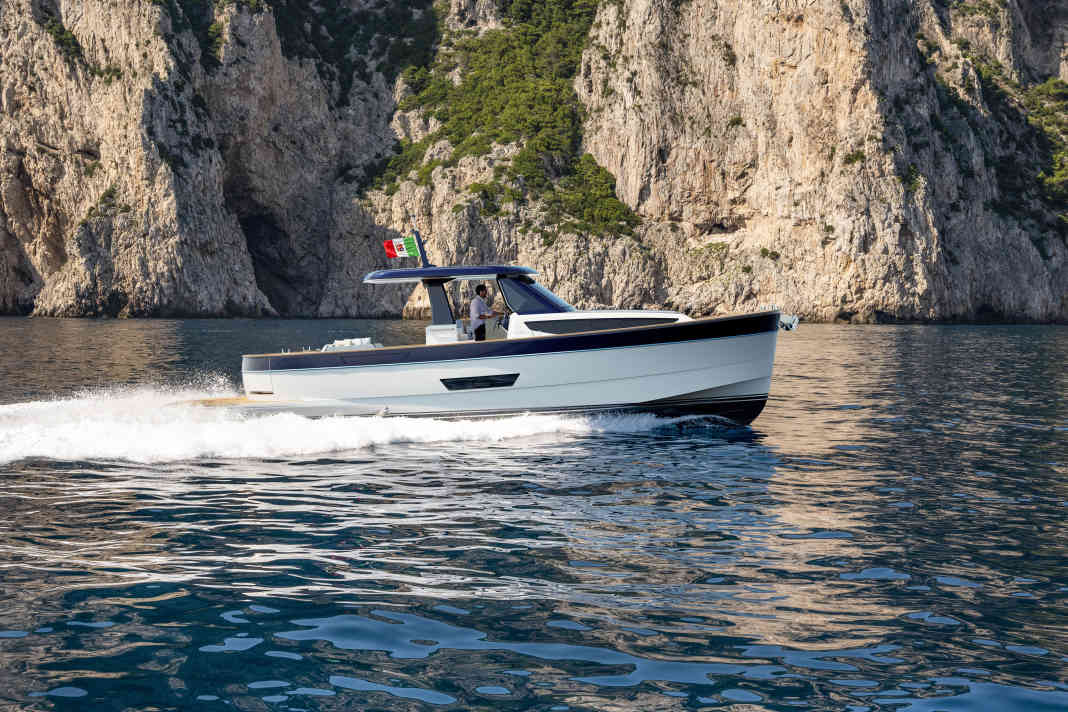 The new Apreamare reaches a top speed of over 35 knots.