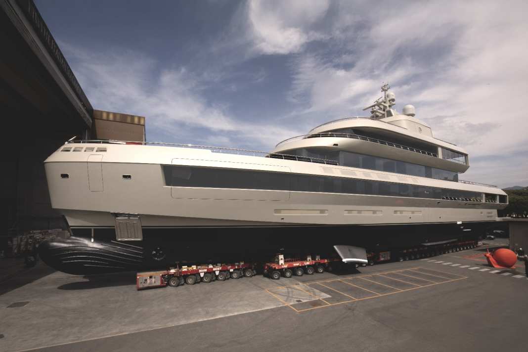 The lines of the Admiral 72m were designed by the master craftsman Giorgio Armani.