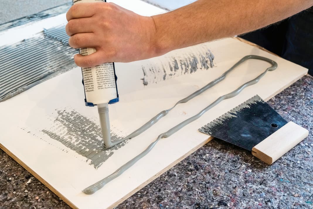 Apply the adhesive. Do not apply too sparingly. One cartridge is enough for about one square metre