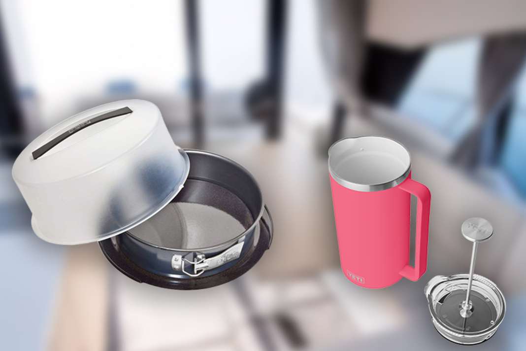 Die Springform mit Transporthaube und die große French Press erleichtern die Kaffeepause an Bord.