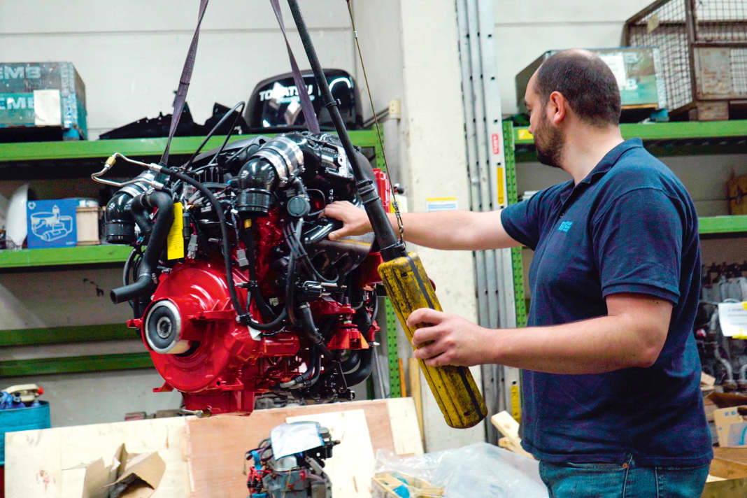 Raus aus der Versand­kiste, rein ins Boot: Volvo Pentas V-6 -240 DPS